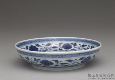 图片[2]-Dish with Indian lotus scrolls in underglaze blue, Qing dynasty, Qianlong reign (1736-1795)-China Archive